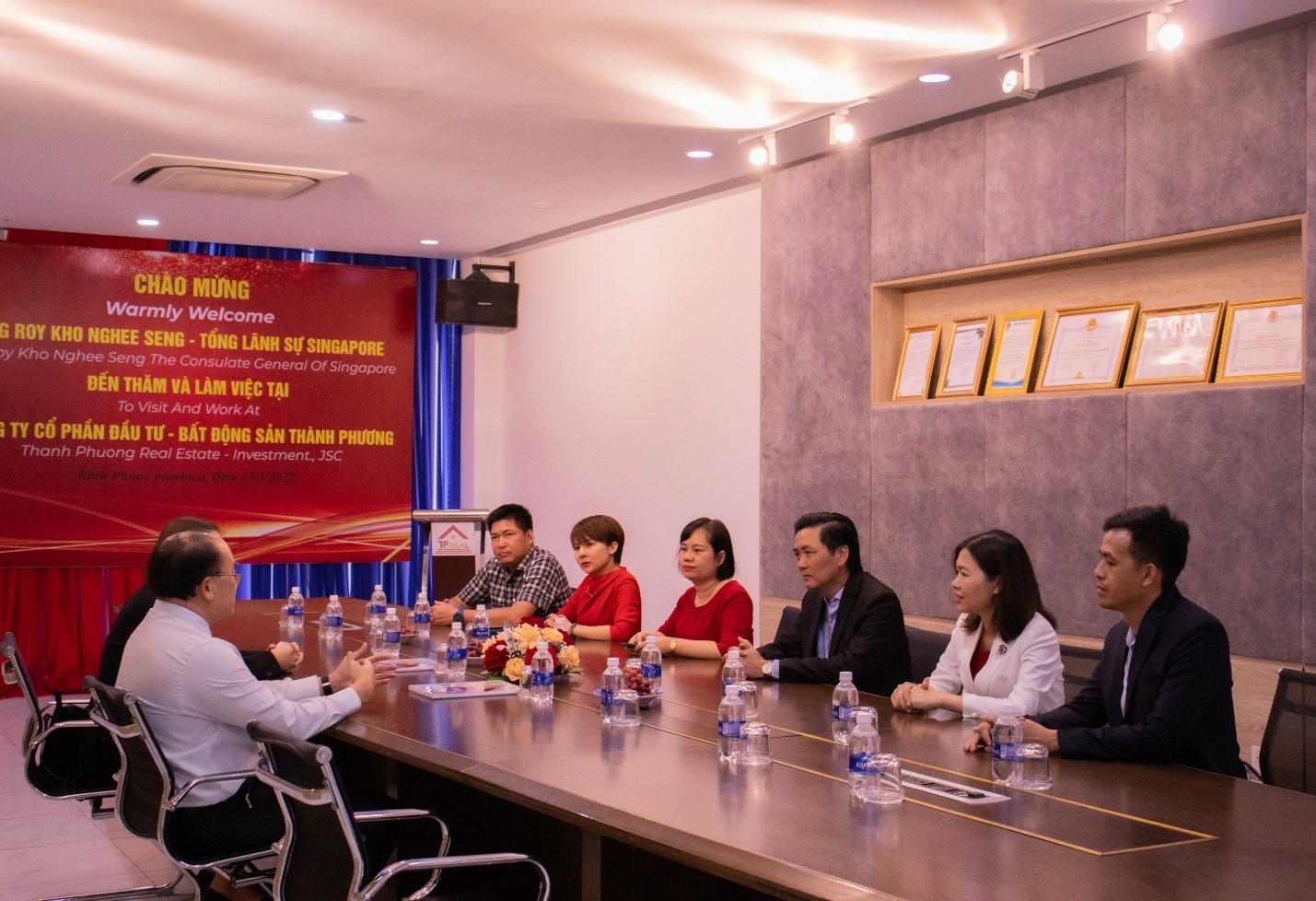Ông Roy Kho Ngee Seng Tổng lãnh sự Singapore tại TP. HCM và Ban lãnh đạo Công ty CPĐT-BĐS Thành Phương trong cuộc gặp mặt.