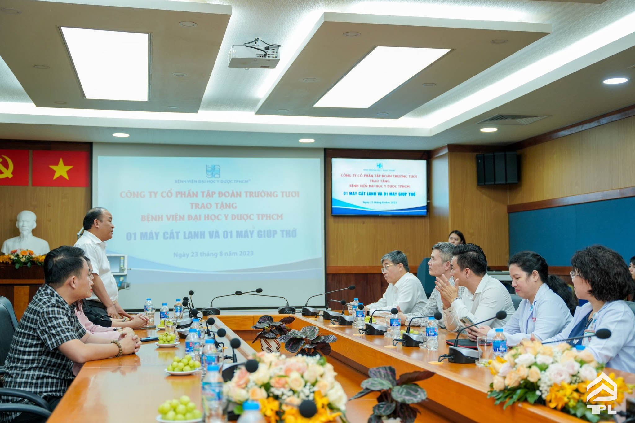 tap-doan-truong-tuoi-trao-tang-thiet-bi-den-benh-vien-dai-hoc-y-duoc-tphcm-3