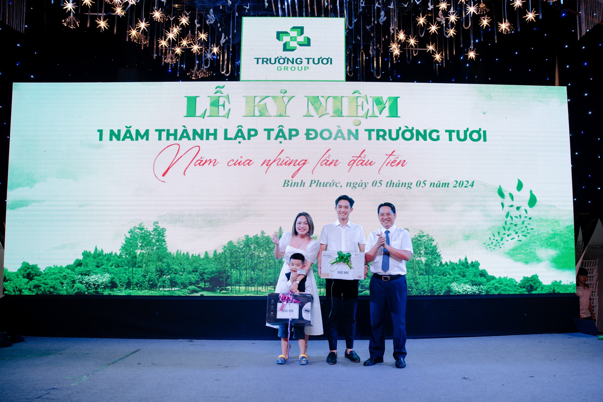 boc-tham-may-man-tai-le-ki-niem-thanh-lap-tap-doan-truong-tuoi